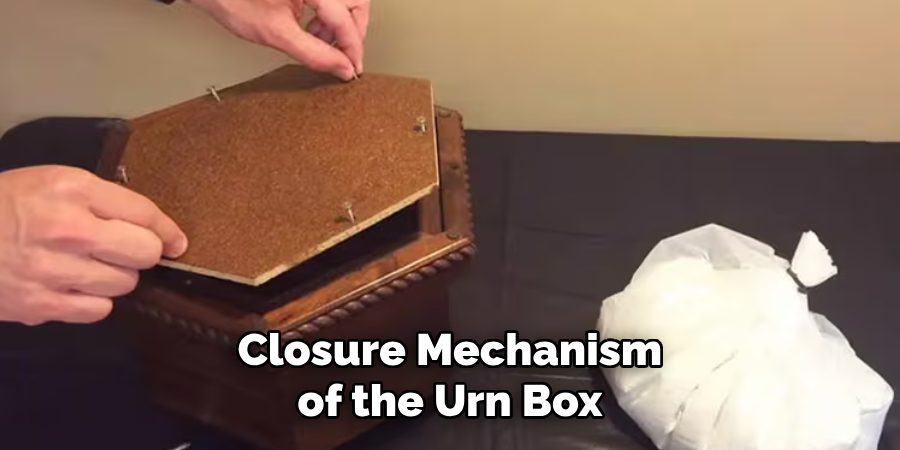 Closure Mechanism of the Urn Box