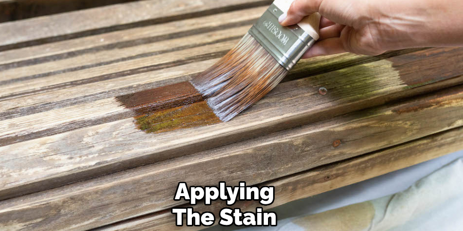 Applying
The Stain