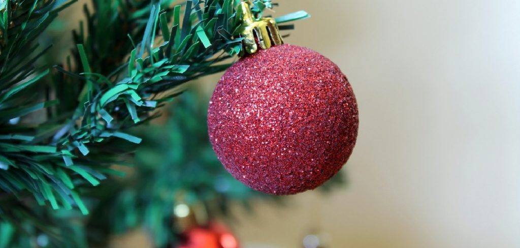 How to Decorate a Fence for Christmas