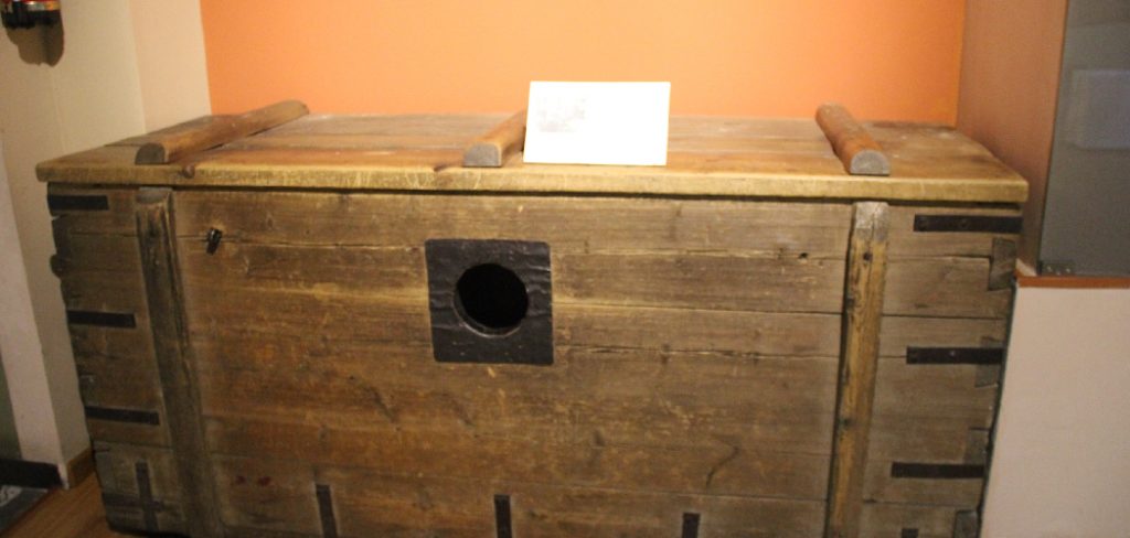 How to Clean a Wooden Trunk